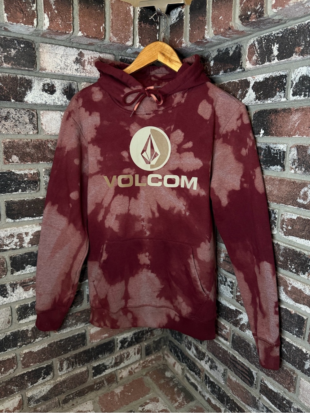 Volcom Men’s Maroon Custom Bleach Spiral Tiedye Pullover Hoodie